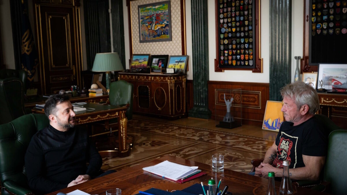 Ο Ουκρανός πρόεδρος Βολοντίμιρ Ζελένσκι και ο ηθοποιός Σον Πεν