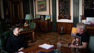 Ο Ουκρανός πρόεδρος Βολοντίμιρ Ζελένσκι και ο ηθοποιός Σον Πεν