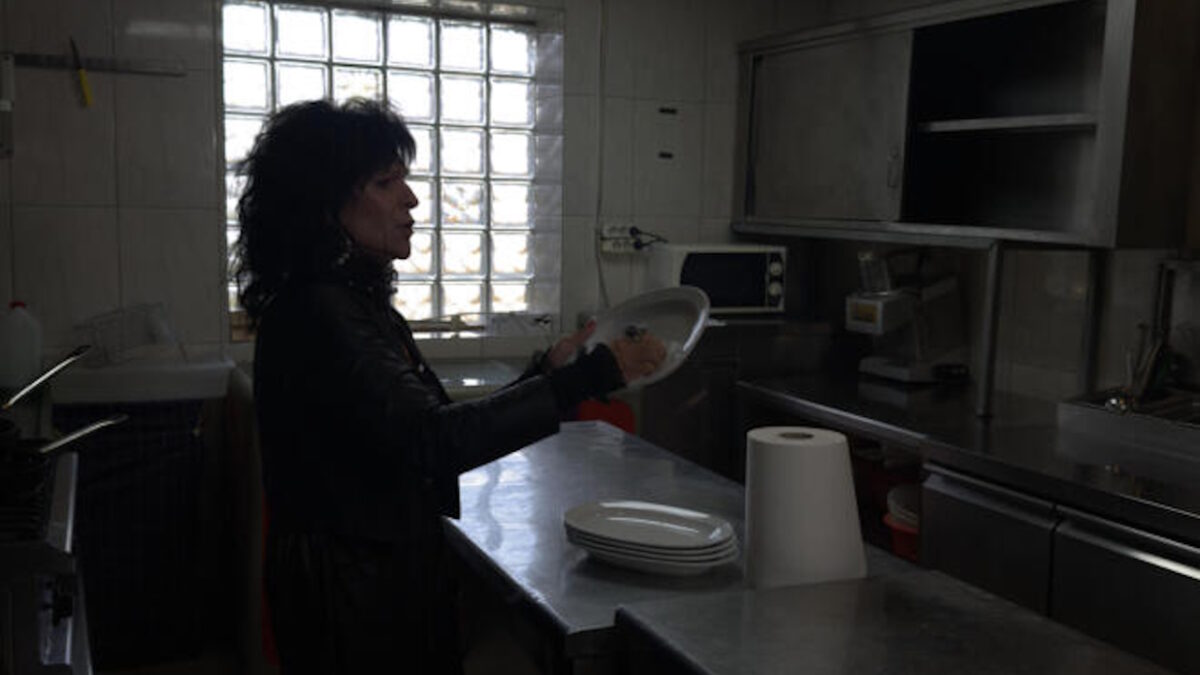 H Σοφία Βόσσου πλένει πιάτα