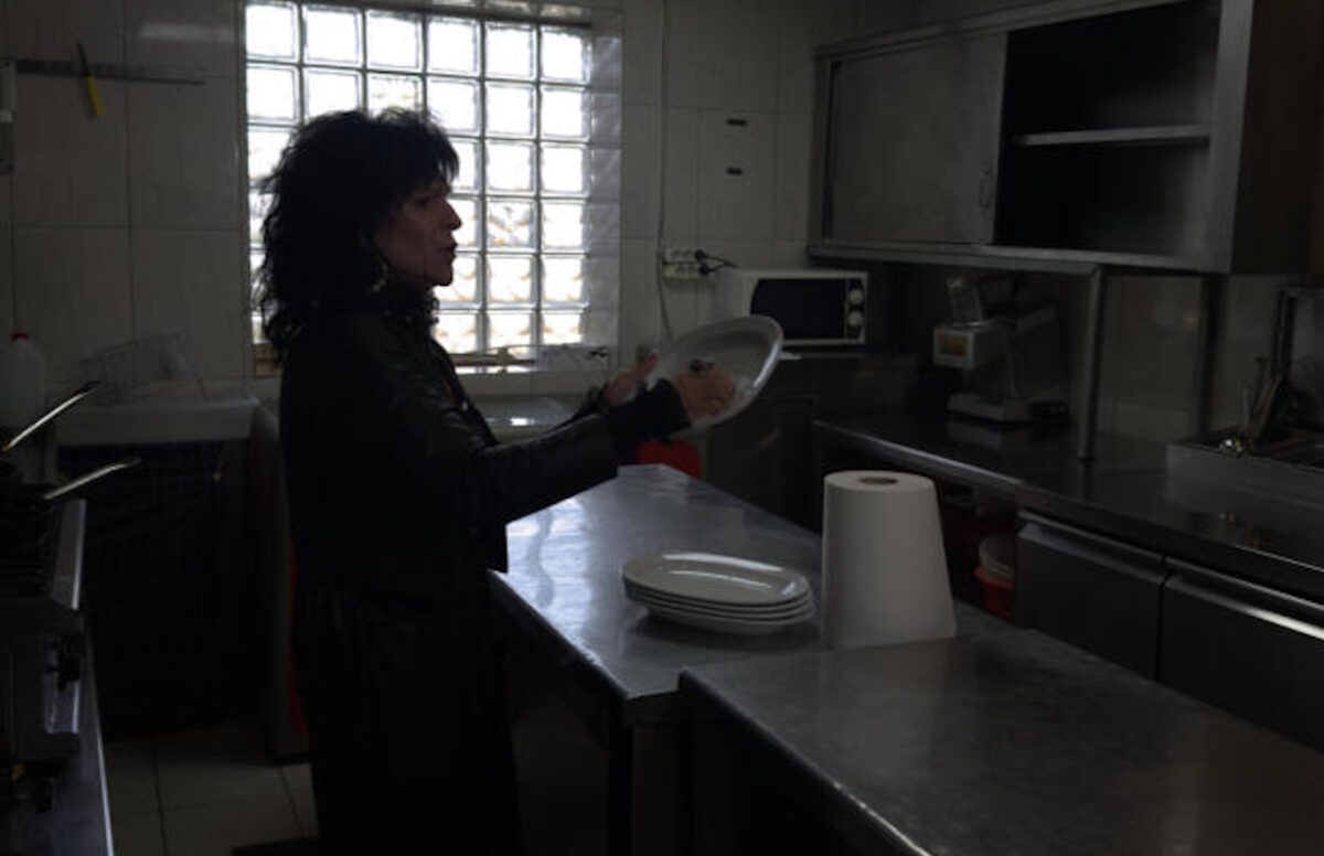 H Σοφία Βόσσου πλένει πιάτα