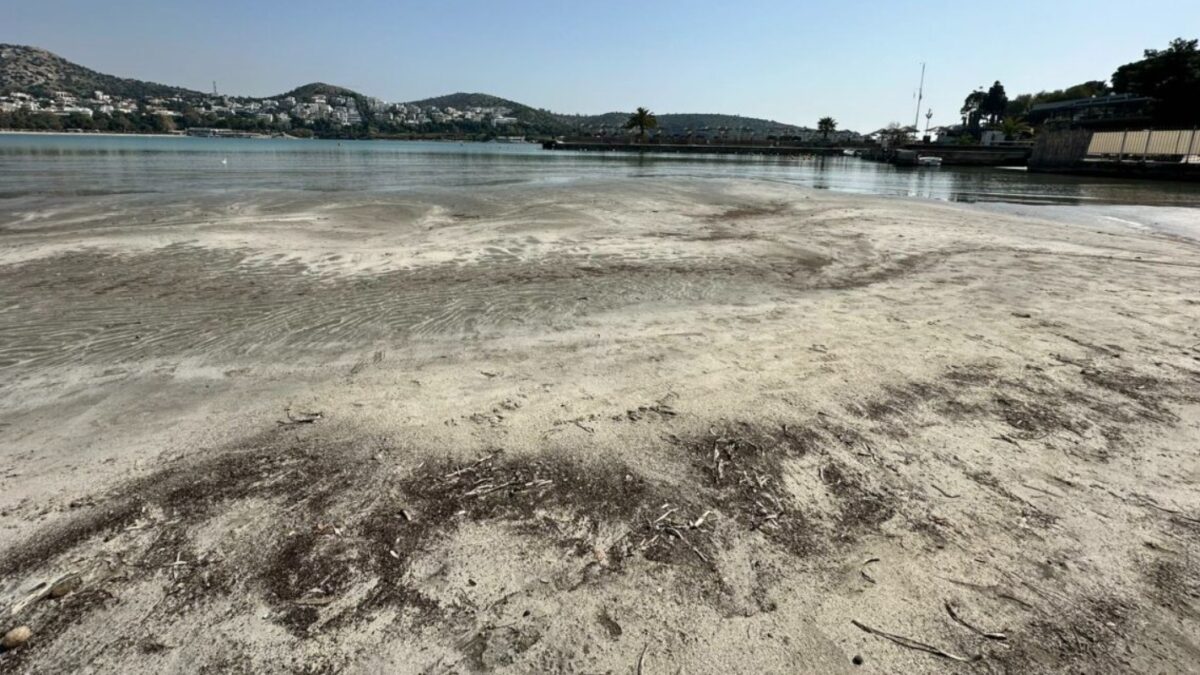 Η παραλία που υποχώρησε στη Βουλιαγμένη