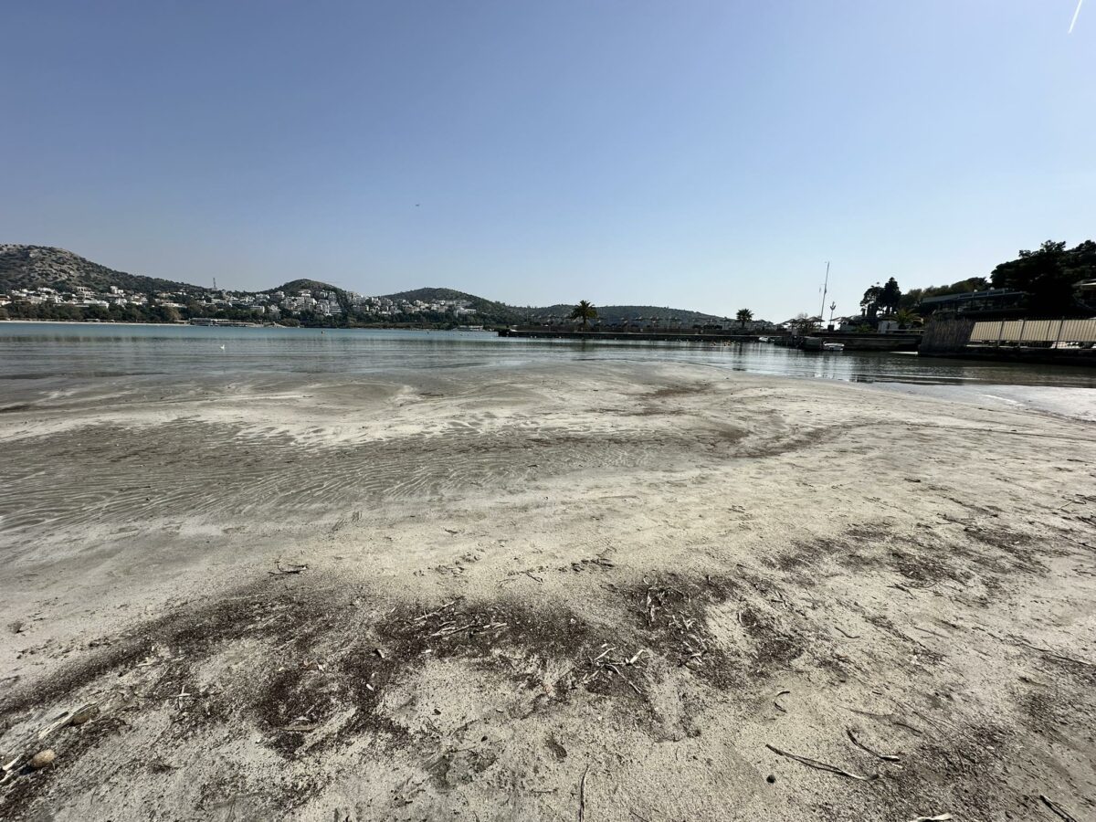 Η παραλία στη Βουλιαγμένη