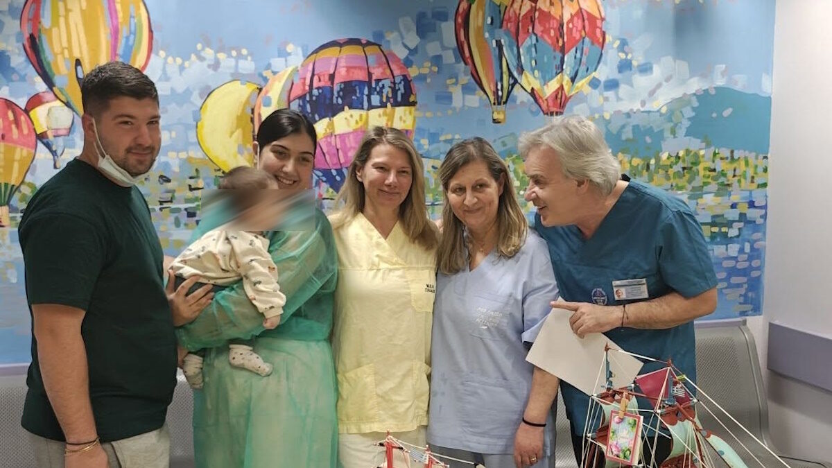 O διευθυντής της ΜΕΘ Παίδων, Ανδρέας Ηλιάδης με την οικογένεια του πέντε μηνών βρέφους από τη Ζάκυνθο