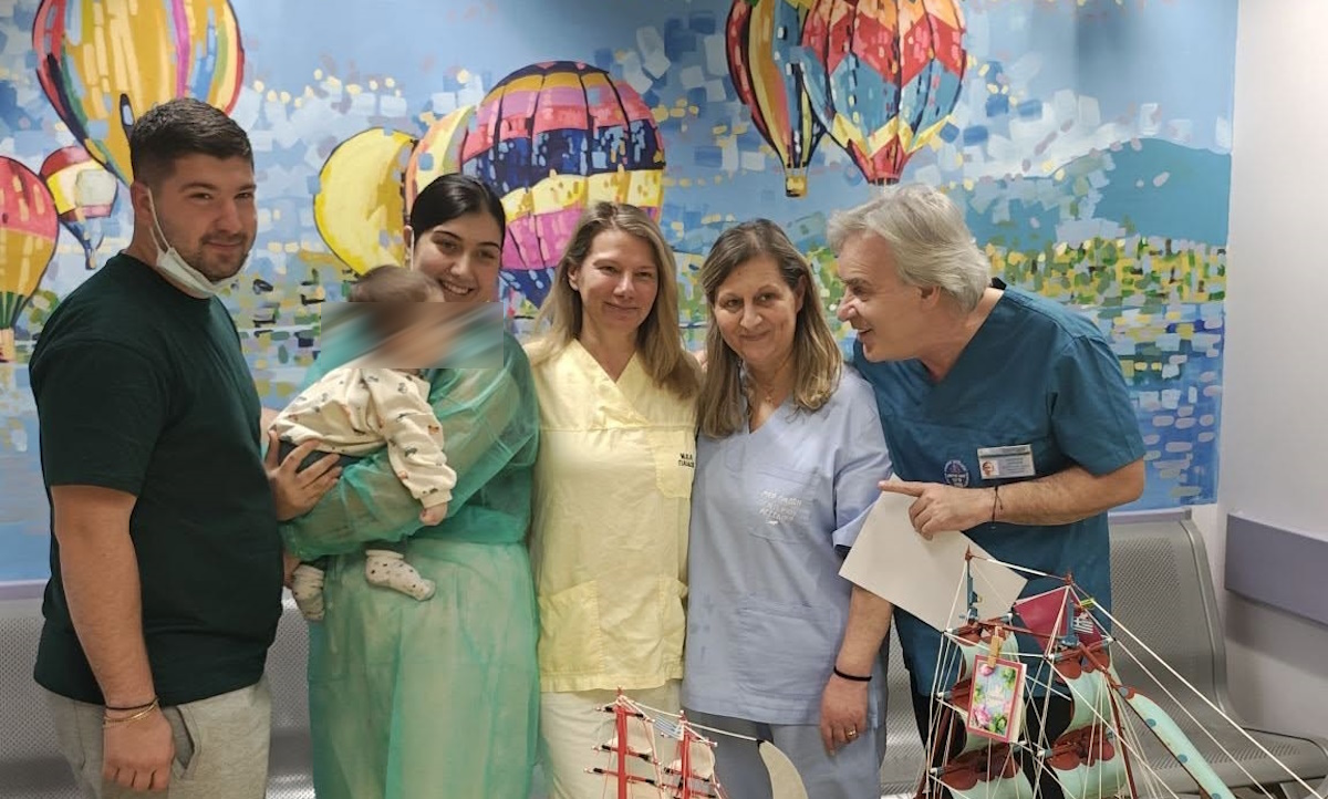 O διευθυντής της ΜΕΘ Παίδων, Ανδρέας Ηλιάδης με την οικογένεια του πέντε μηνών βρέφους από τη Ζάκυνθο