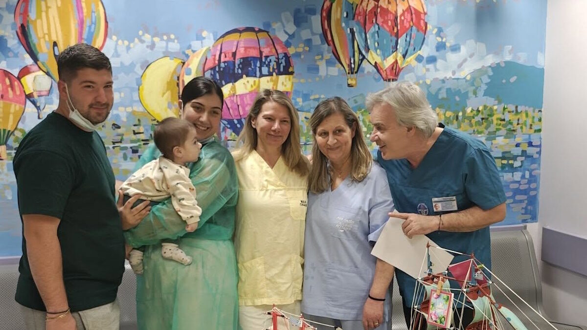 O διευθυντής της ΜΕΘ Παίδων, Ανδρέας Ηλιάδης με την οικογένεια του πέντε μηνών βρέφους από τη Ζάκυνθο