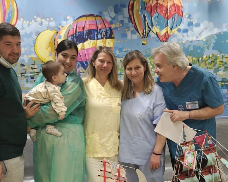 O διευθυντής της ΜΕΘ Παίδων, Ανδρέας Ηλιάδης με την οικογένεια του πέντε μηνών βρέφους από τη Ζάκυνθο