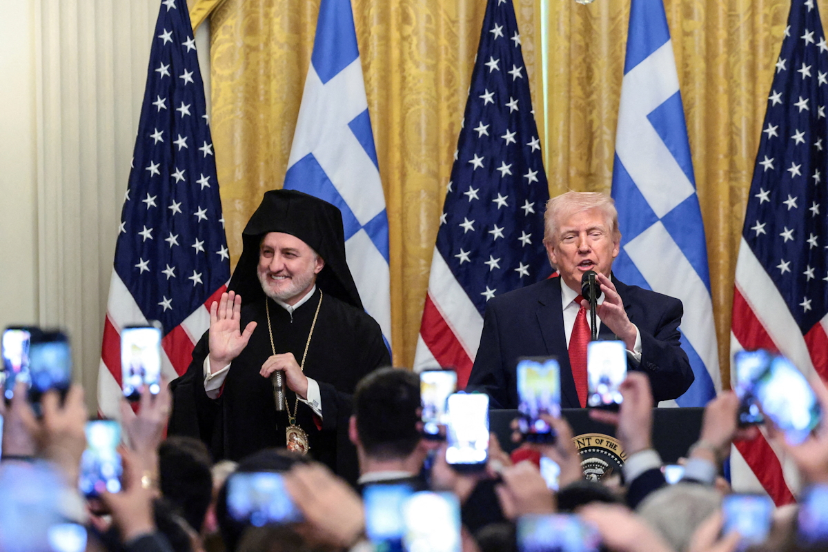 Ο Πρόεδρος των ΗΠΑ Ντόναλντ Τραμπ και ο Αρχιεπίσκοπος Ελπιδοφόρος, Προκαθήμενος της Ελληνικής Ορθόδοξης Αρχιεπισκοπής Αμερικής, παρευρίσκονται σε εορταστική εκδήλωση προς τιμήν της Εθνικής Επετείου της Ελλάδας στην Ανατολική Αίθουσα του Λευκού Οίκου