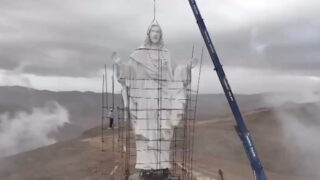 Το άγαλμα στα σύνορα Συρίας και Λιβάνου