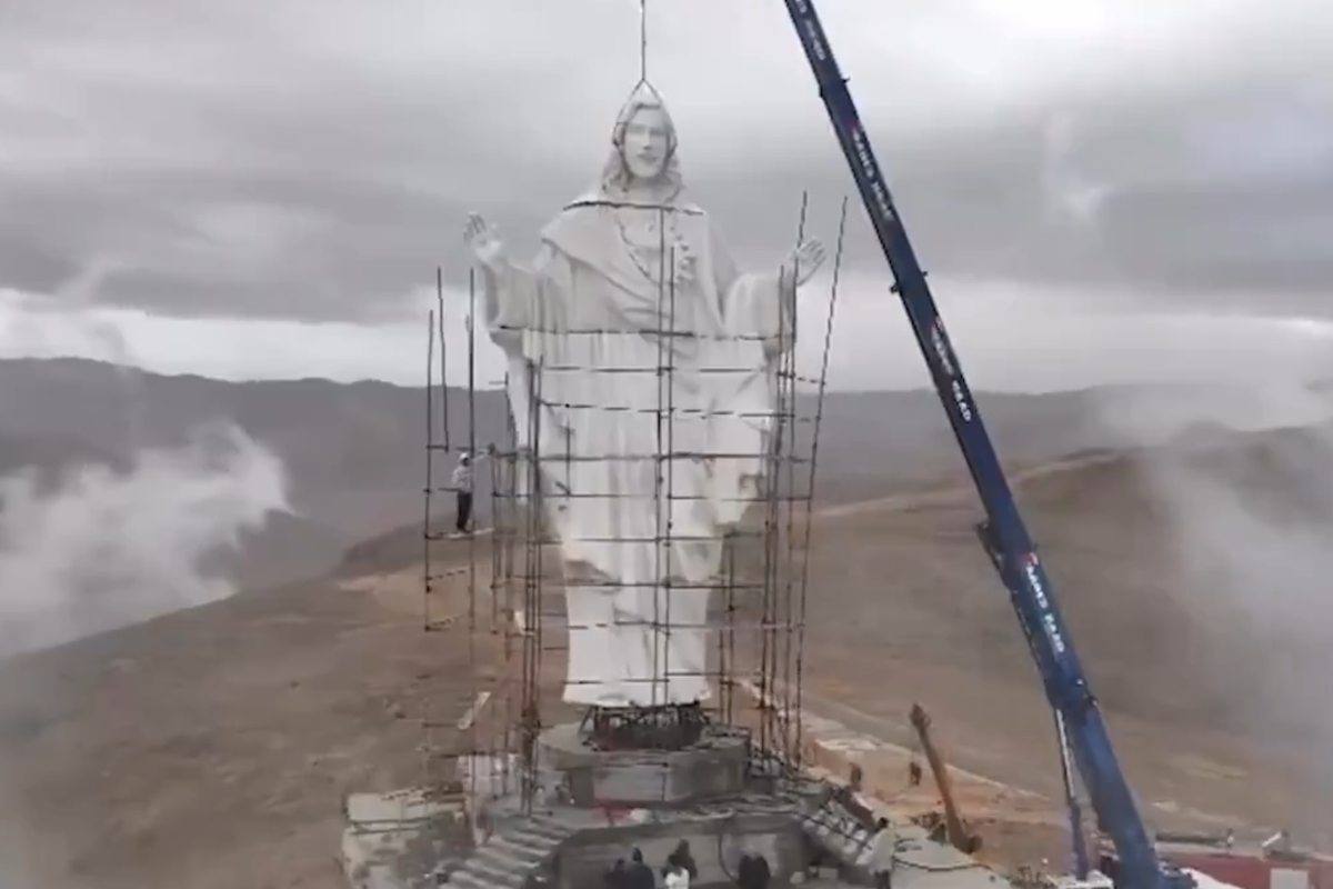 Το άγαλμα στα σύνορα Συρίας και Λιβάνου