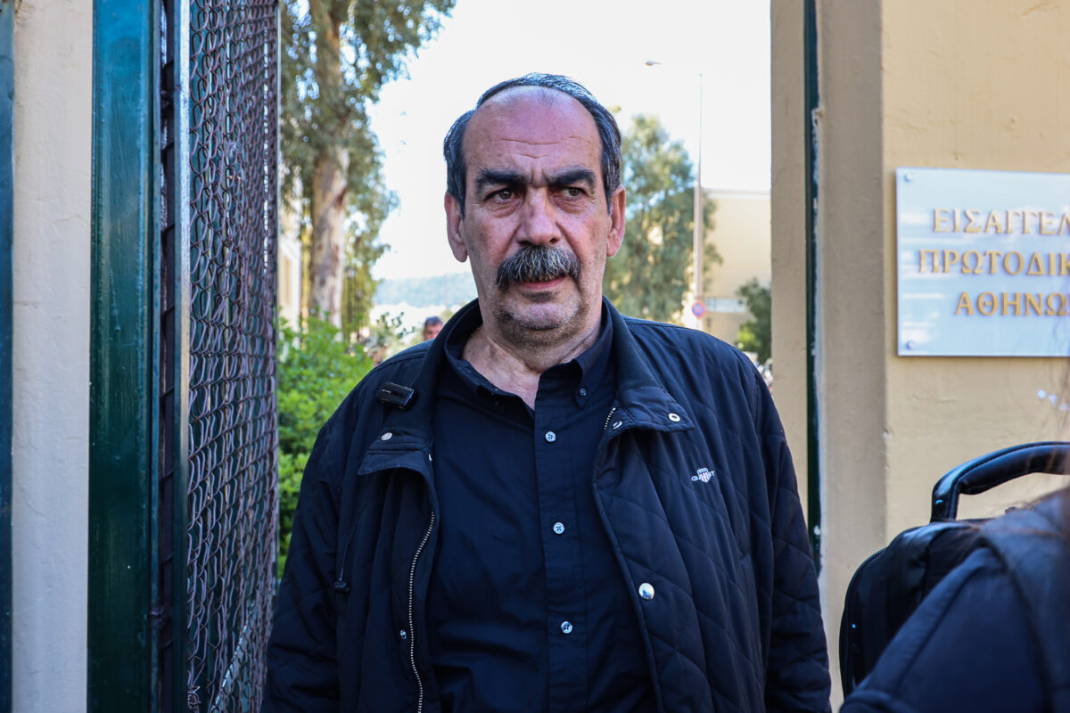 Δίκη του αγροτοσυνδικαλιστή από την Κρήτη, Γιώργου Ξυλούρη, γνωστού με το προσωνύμιο "Φραπές", ενώπιον του Μονομελούς Πλημμελειοδικείου Αθηνών, Δευτέρα 30 Μαρτίου 2026. Η δίωξη σε βάρος του Γιώργου Ξυλούρη ασκήθηκε, καθώς όταν κλήθηκε για πρώτη φορά να καταθέσει στο πλαίσιο της εξεταστικής για τον ΟΠΕΚΕΠΕ, δεν εμφανίστηκε αλλά απέστειλε υπόμνημα επικαλούμενος το δικαίωμα της σιωπής. Η στάση του αυτή προκάλεσε την έντονη αντίδραση των βουλευτών και την απόφαση να παραπεμφθεί άμεσα η υπόθεση στην Εισαγγελία, προκειμένου να διερευνηθεί εάν ο μάρτυρας έχει όντως αυτό το δικαίωμα ή έχει τελέσει το αδίκημα της απείθειας. Παράλληλα, ο Γιώργος Ξυλούρης ελέγχεται και για το αδίκημα της ψευδούς κατάθεσης. Η σχετική προκαταρκτική εξέταση διατάχθηκε μετά τη δεύτερη εμφάνισή του στην εξεταστική, κατά την οποία αρνήθηκε να απαντήσει σε σειρά ερωτήσεων που του τέθηκαν από τους βουλευτές, γεγονός που εκτιμήθηκε ως παρεμπόδιση της διαδικασίας. (ΓΙΑΝΝΗΣ ΠΑΝΑΓΟΠΟΥΛΟΣ/EUROKINISSI)