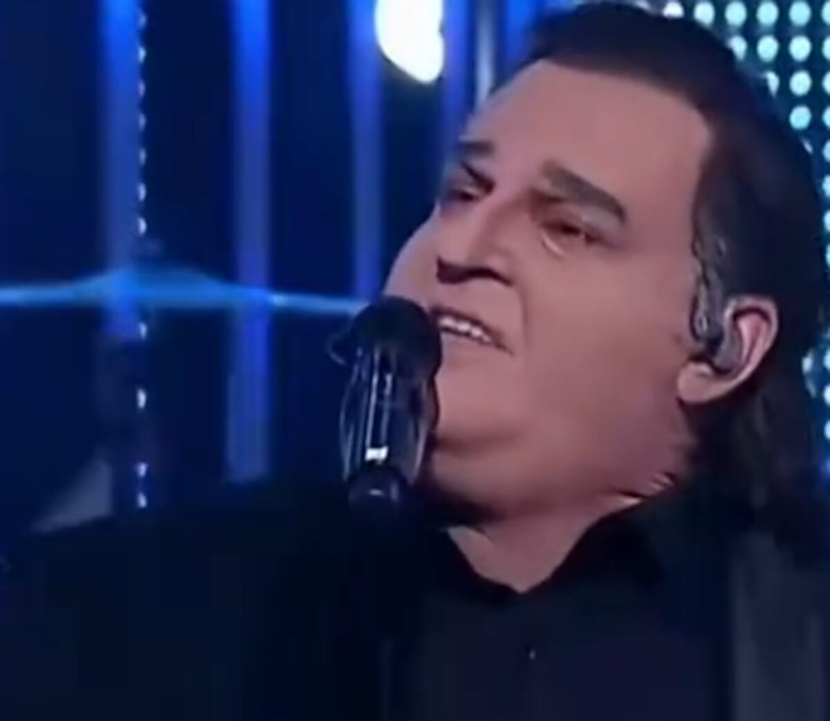 Ο Βούλγαρος διαγωνιζόμενος ως Βασίλης Καρράς