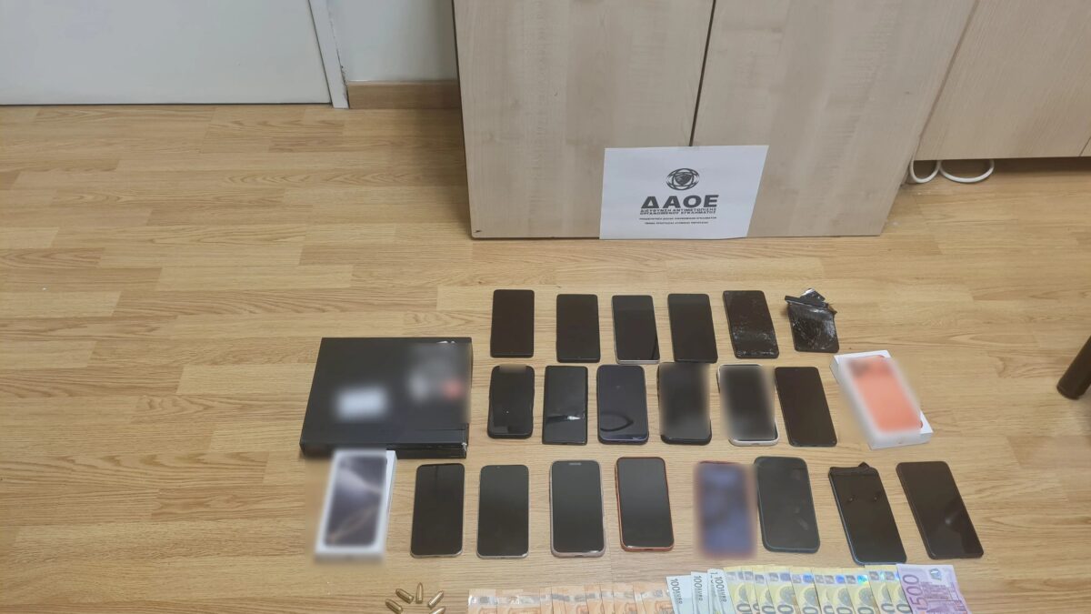 Όσα βρήκε η αστυνομία στο παράνομο τηλεφωνικό κέντρο