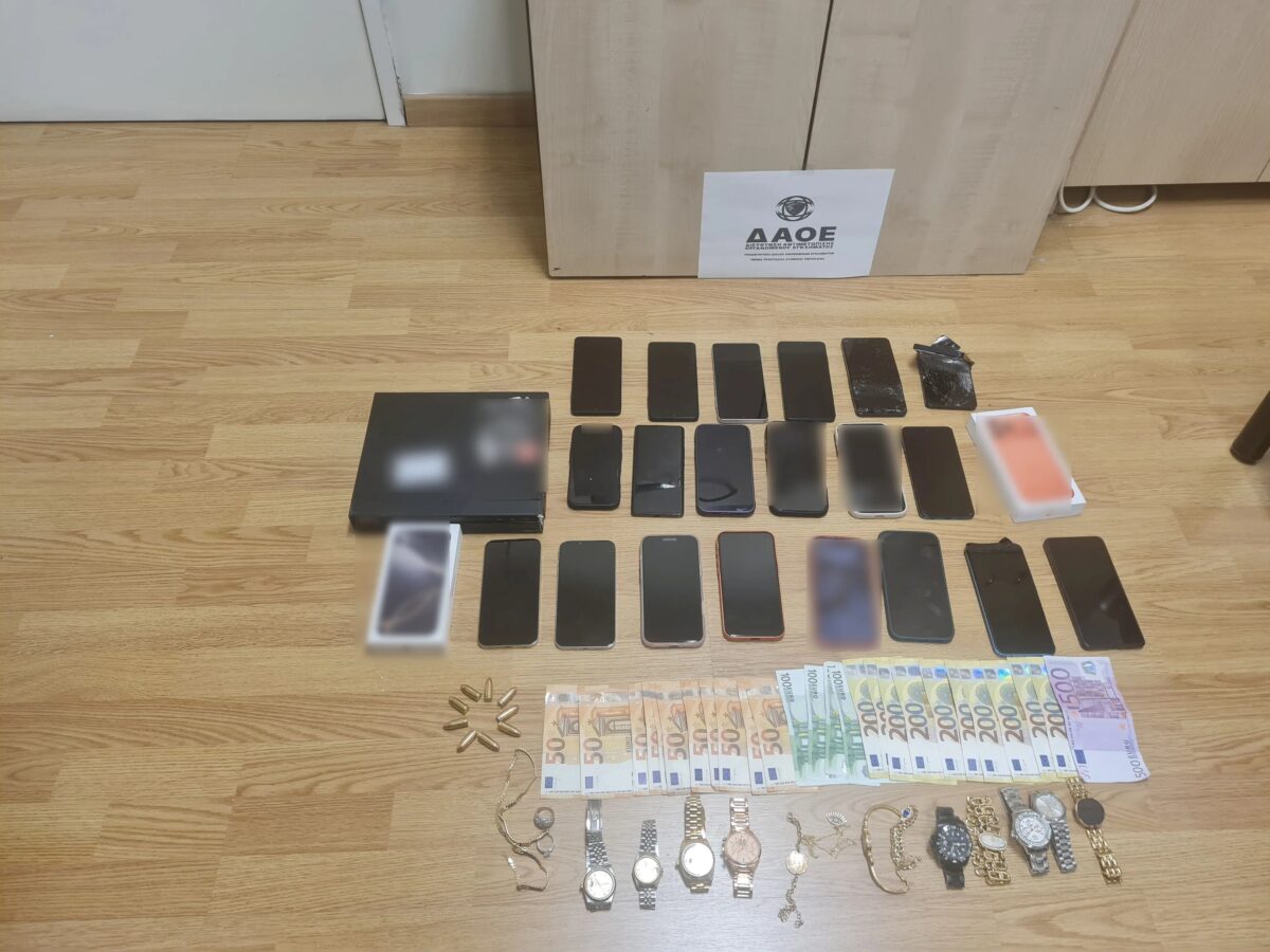 Όσα βρήκε η αστυνομία στο παράνομο τηλεφωνικό κέντρο