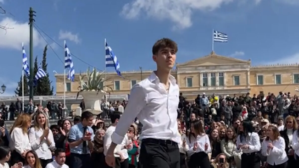 Καρέ από το ζεϊμπέκικο του νεαρού Μάνθου στην πλατεία Συντάγματος