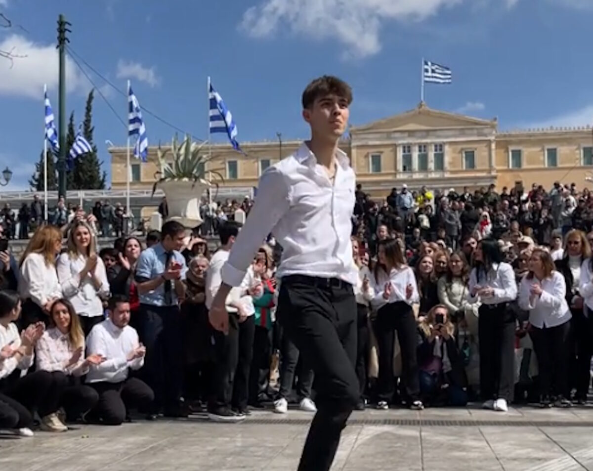 Το ζεϊμπέκικο στην πλατεία Συντάγματος μετά την στρατιωτική παρέλαση που έγινε viral με 1 εκατ. προβολές