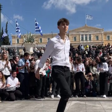 Καρέ από το ζεϊμπέκικο του νεαρού Μάνθου στην πλατεία Συντάγματος