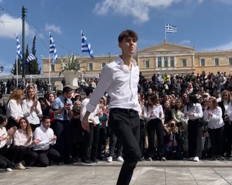 Καρέ από το ζεϊμπέκικο του νεαρού Μάνθου στην πλατεία Συντάγματος