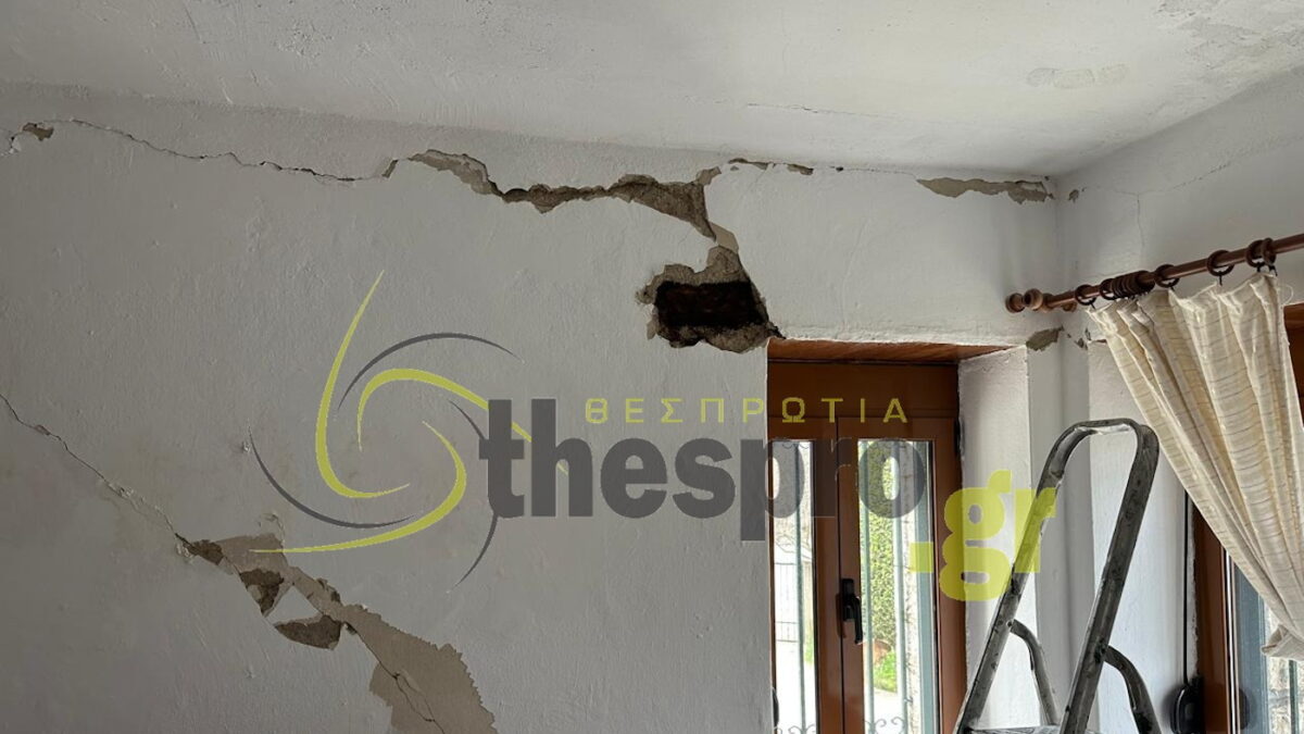 Ζημιές σε σπίτι από τον σεισμό