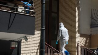 Τις σορούς δύο γυναικών σε προχωρημένη σήψη εντόπισαν αστυνομικοί σε διαμέρισμα στην περιοχή του Ζωγράφου, Δευτέρα 30 Μαρτίου 2026. Οι σοροί της 91χρονης και της 56χρονης κόρης της εντοπίστηκαν σε δωμάτιο διαμερίσματος, η πόρτα του οποίου ήταν σφραγισμένη με δομικά υλικά. Έχει προσαχθεί και εξετάζεται ο 52χρονος γιος της οικογένειας.