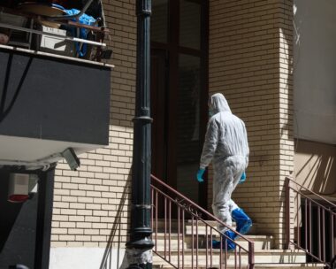 Τις σορούς δύο γυναικών σε προχωρημένη σήψη εντόπισαν αστυνομικοί σε διαμέρισμα στην περιοχή του Ζωγράφου, Δευτέρα 30 Μαρτίου 2026. Οι σοροί της 91χρονης και της 56χρονης κόρης της εντοπίστηκαν σε δωμάτιο διαμερίσματος, η πόρτα του οποίου ήταν σφραγισμένη με δομικά υλικά. Έχει προσαχθεί και εξετάζεται ο 52χρονος γιος της οικογένειας.