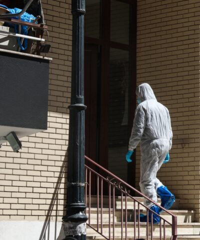 Τις σορούς δύο γυναικών σε προχωρημένη σήψη εντόπισαν αστυνομικοί σε διαμέρισμα στην περιοχή του Ζωγράφου, Δευτέρα 30 Μαρτίου 2026. Οι σοροί της 91χρονης και της 56χρονης κόρης της εντοπίστηκαν σε δωμάτιο διαμερίσματος, η πόρτα του οποίου ήταν σφραγισμένη με δομικά υλικά. Έχει προσαχθεί και εξετάζεται ο 52χρονος γιος της οικογένειας.