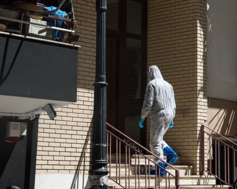 Τις σορούς δύο γυναικών σε προχωρημένη σήψη εντόπισαν αστυνομικοί σε διαμέρισμα στην περιοχή του Ζωγράφου, Δευτέρα 30 Μαρτίου 2026. Οι σοροί της 91χρονης και της 56χρονης κόρης της εντοπίστηκαν σε δωμάτιο διαμερίσματος, η πόρτα του οποίου ήταν σφραγισμένη με δομικά υλικά. Έχει προσαχθεί και εξετάζεται ο 52χρονος γιος της οικογένειας.