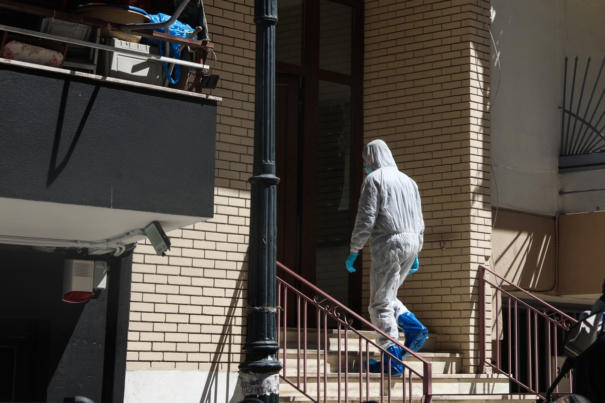 Τις σορούς δύο γυναικών σε προχωρημένη σήψη εντόπισαν αστυνομικοί σε διαμέρισμα στην περιοχή του Ζωγράφου, Δευτέρα 30 Μαρτίου 2026. Οι σοροί της 91χρονης και της 56χρονης κόρης της εντοπίστηκαν σε δωμάτιο διαμερίσματος, η πόρτα του οποίου ήταν σφραγισμένη με δομικά υλικά. Έχει προσαχθεί και εξετάζεται ο 52χρονος γιος της οικογένειας.