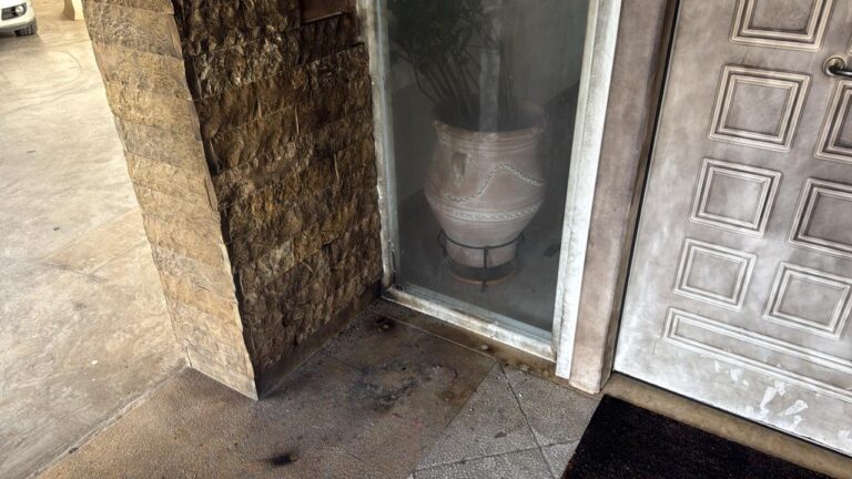 Έκρηξη σε είσοδο πολυκατοικίας στου Ζωγράφου