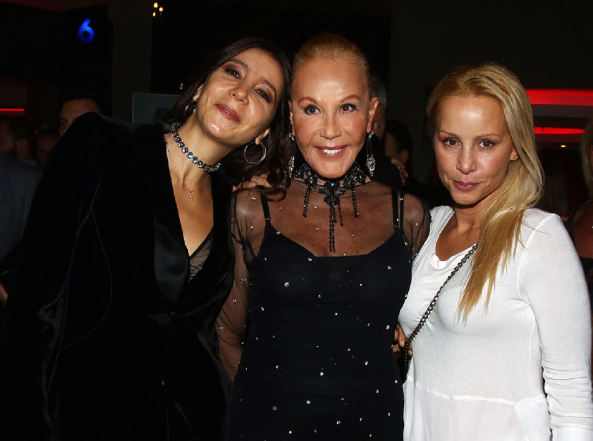 Η Ζωή Λάσκαρη με τις κόρες της