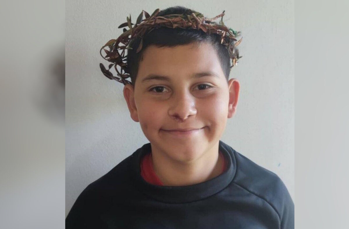 Θρήνος στην Ηλεία για τον θάνατο του 13χρονου: Συμμαθητές του Κωνσταντίνου αφήνουν λουλούδια στο σημείο του δυστυχήματος