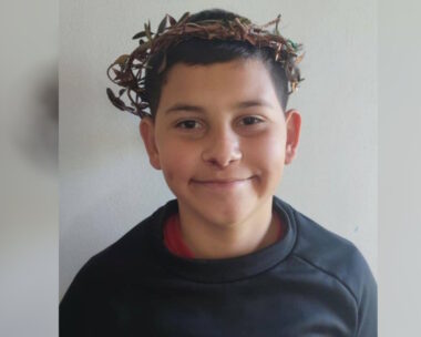 Θρήνος στην Ηλεία για τον θάνατο του 13χρονου: Συμμαθητές του Κωνσταντίνου αφήνουν λουλούδια στο σημείο του δυστυχήματος