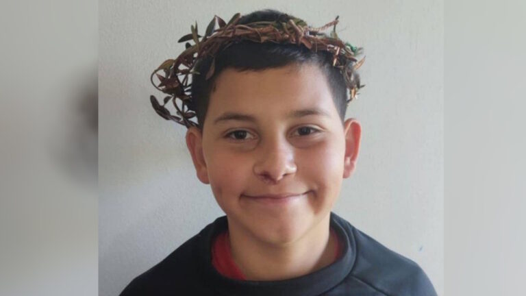 Θρήνος στην Ηλεία για τον θάνατο του 13χρονου: Συμμαθητές του Κωνσταντίνου αφήνουν λουλούδια στο σημείο του δυστυχήματος