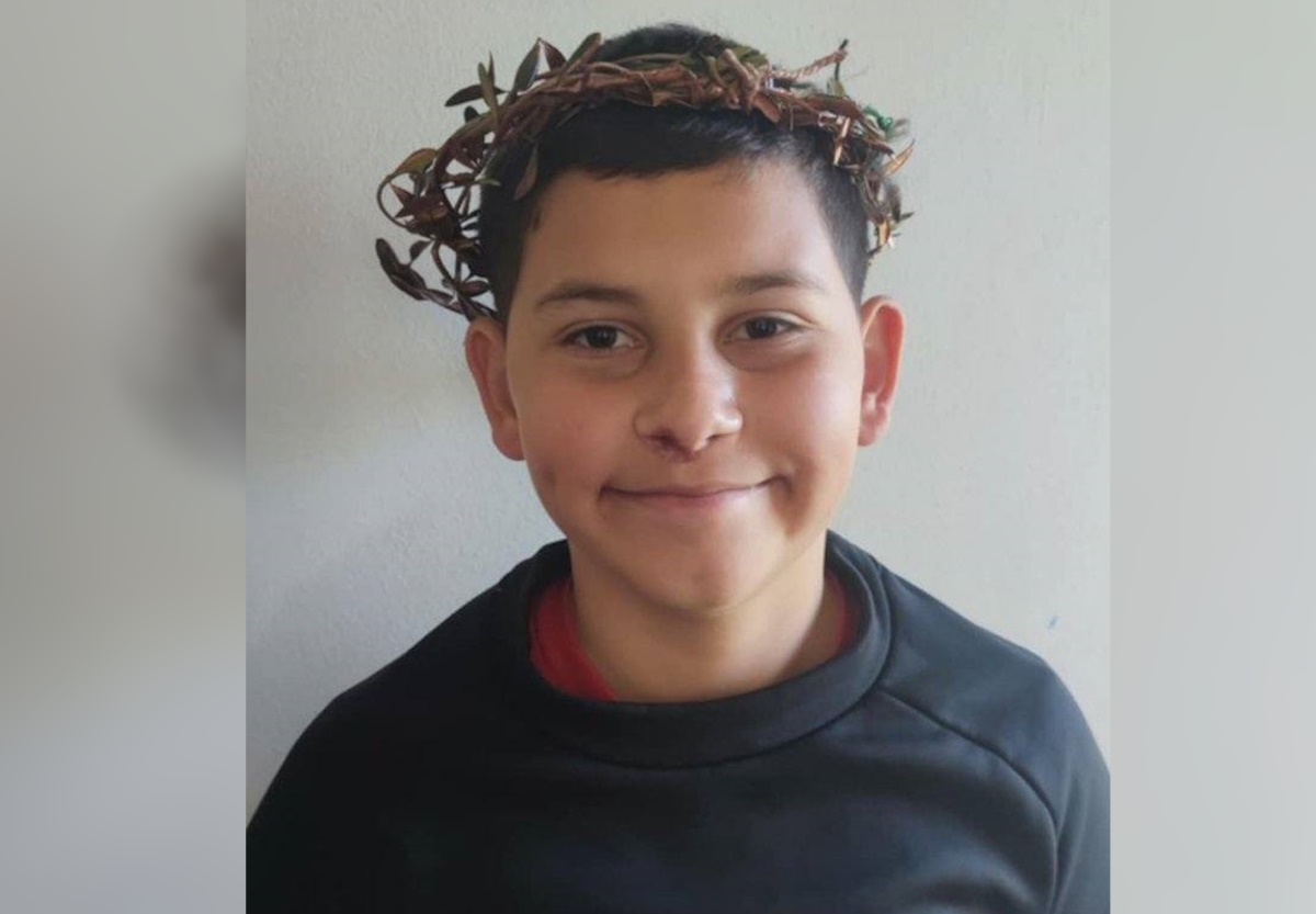 Θρήνος στην Ηλεία για τον θάνατο του 13χρονου: Συμμαθητές του Κωνσταντίνου αφήνουν λουλούδια στο σημείο του δυστυχήματος