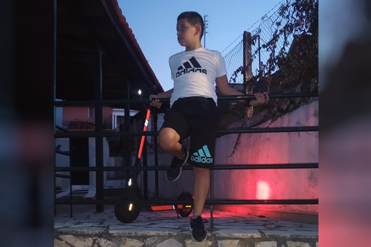 Θρήνος στην Ηλεία μετά τον θάνατο του 13χρονου: Συγγενείς, συμμαθητές και φίλοι του Κωνσταντίνου αφήνουν λουλούδια στο σημείο του δυστυχήματος