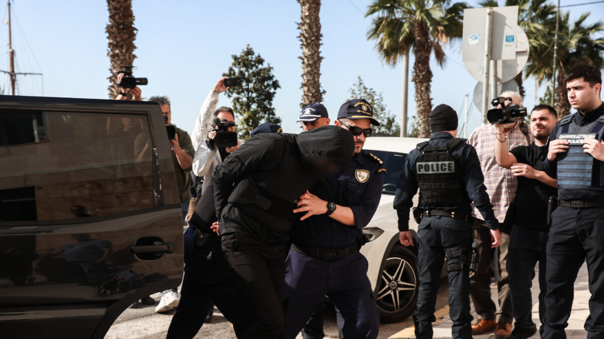 Ο 20χρονος την ώρα που πηγαίνει στο Ναυτοδικείο Πειραιά