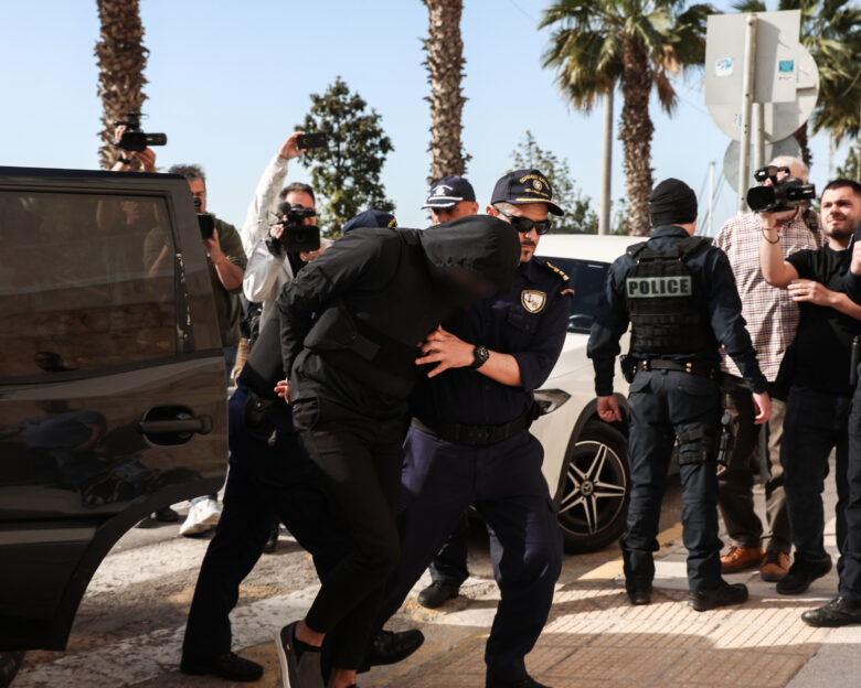 Ο 20χρονος την ώρα που πηγαίνει στο Ναυτοδικείο Πειραιά