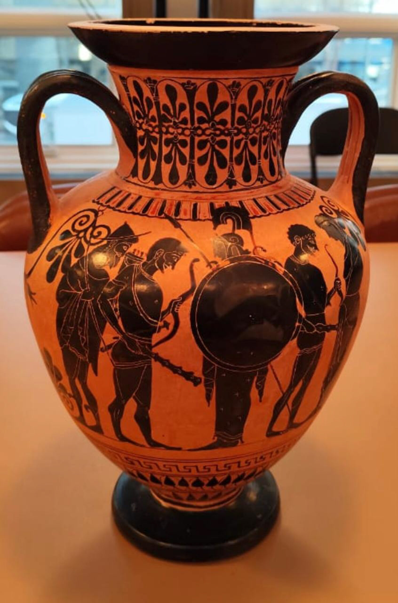 Η Υπουργός Πολιτισμού Λίνα Μενδώνη παρέλαβε, σε ειδική τελετή, στο Γενικό Προξενείο της Ελλάδας, στο Σικάγο, πέντε αρχαιότητες, που επαναπατρίζονται από τις Ηνωμένες Πολιτείες. Πρόκειται για δύο μελανόμορφα αγγεία (αμφορέα και όλπη) αττικών εργαστηρίων του 6ου αιώνα π.Χ. Ένα χάλκινο κάτοπτρο της Ύστερης Αρχαϊκής-Κλασικής περιόδου. Ένα ακέφαλο μαρμάρινο άγαλμα του Ερμή (1ος αι. π.Χ. - 1ος αι. μ.Χ.) και τμήμα αναγλύφου, με παράσταση της θεάς Αθηνάς, του 2ου αι. μ.Χ. Τα αντικείμενα είχαν αποκτηθεί στις δεκαετίες '70 και '80 από την οικογένεια Richard και Mary L. Gray. Τον Μάιο του 2025, τα τρία παιδιά τους, Harry, Jeniffer και Paul Gray, επικοινώνησαν με τις ελληνικές αρχές και προχώρησαν, από κοινού, στην οικειοθελή επιστροφή τους. Η διαδικασία ολοκληρώθηκε, χθες, με ευθύνη της Διεύθυνσης Τεκμηρίωσης και Προστασίας Πολιτιστικών Αγαθών του Υπουργείου Πολιτισμού.  (ΓΡΑΦΕΙΟ ΤΥΠΟΥ ΥΠΟΟΥΡΓΕΙΟΥ ΠΟΛΙΤΙΣΜΟΥ