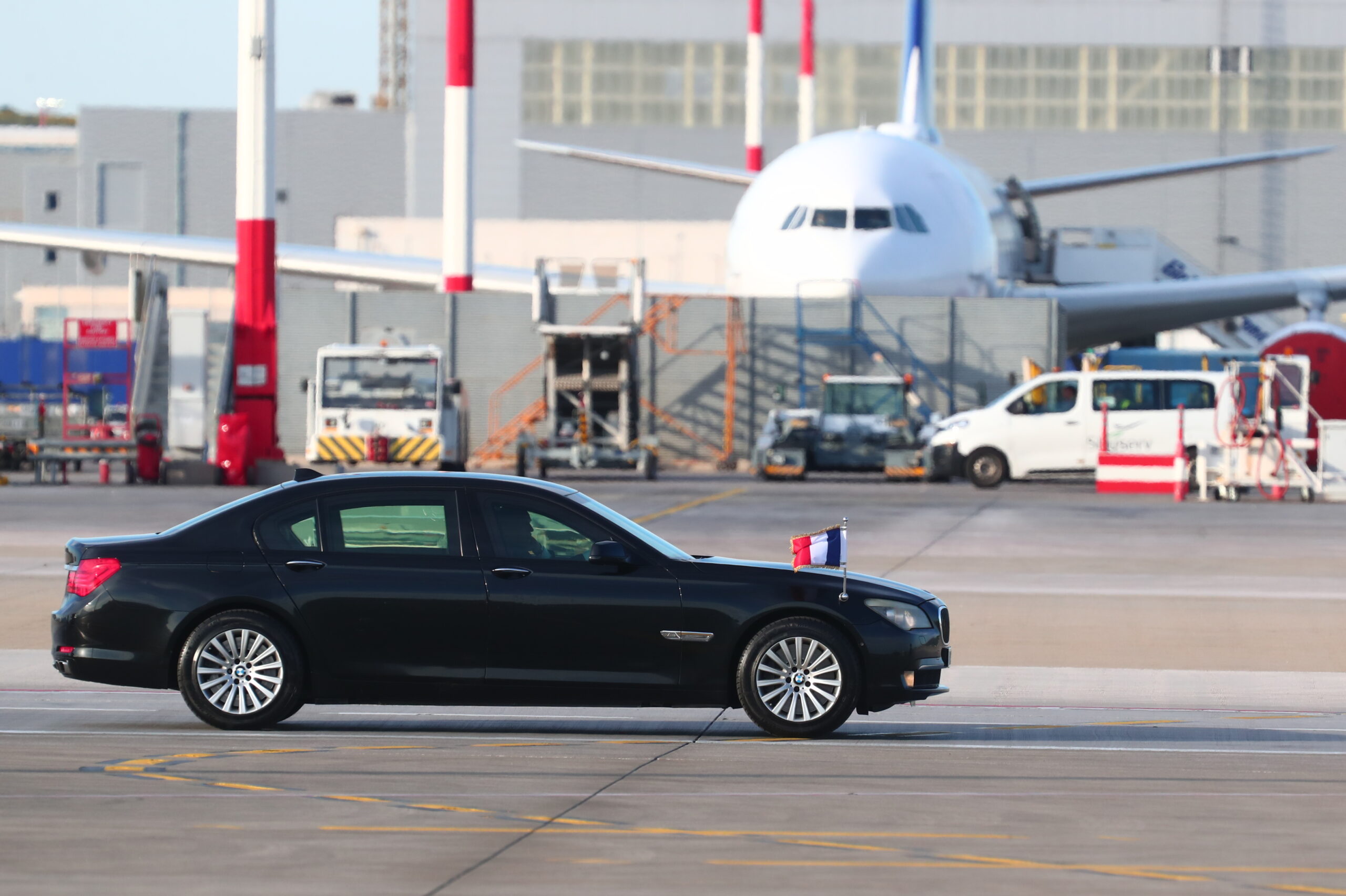 Άφιξη του Προέδρου της Γαλλίας Emmanuel Macron, στον Διεθνή Αερολιμένα Αθηνών 