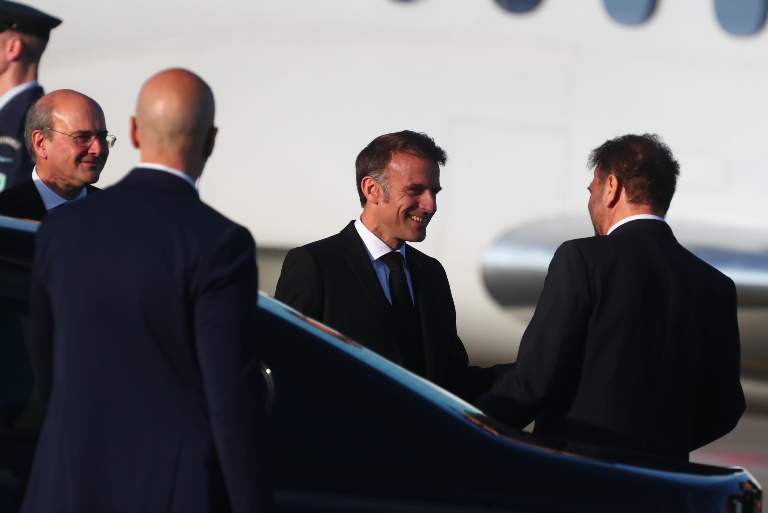 Άφιξη του Προέδρου της Γαλλίας Emmanuel Macron, στον Διεθνή Αερολιμένα Αθηνών 