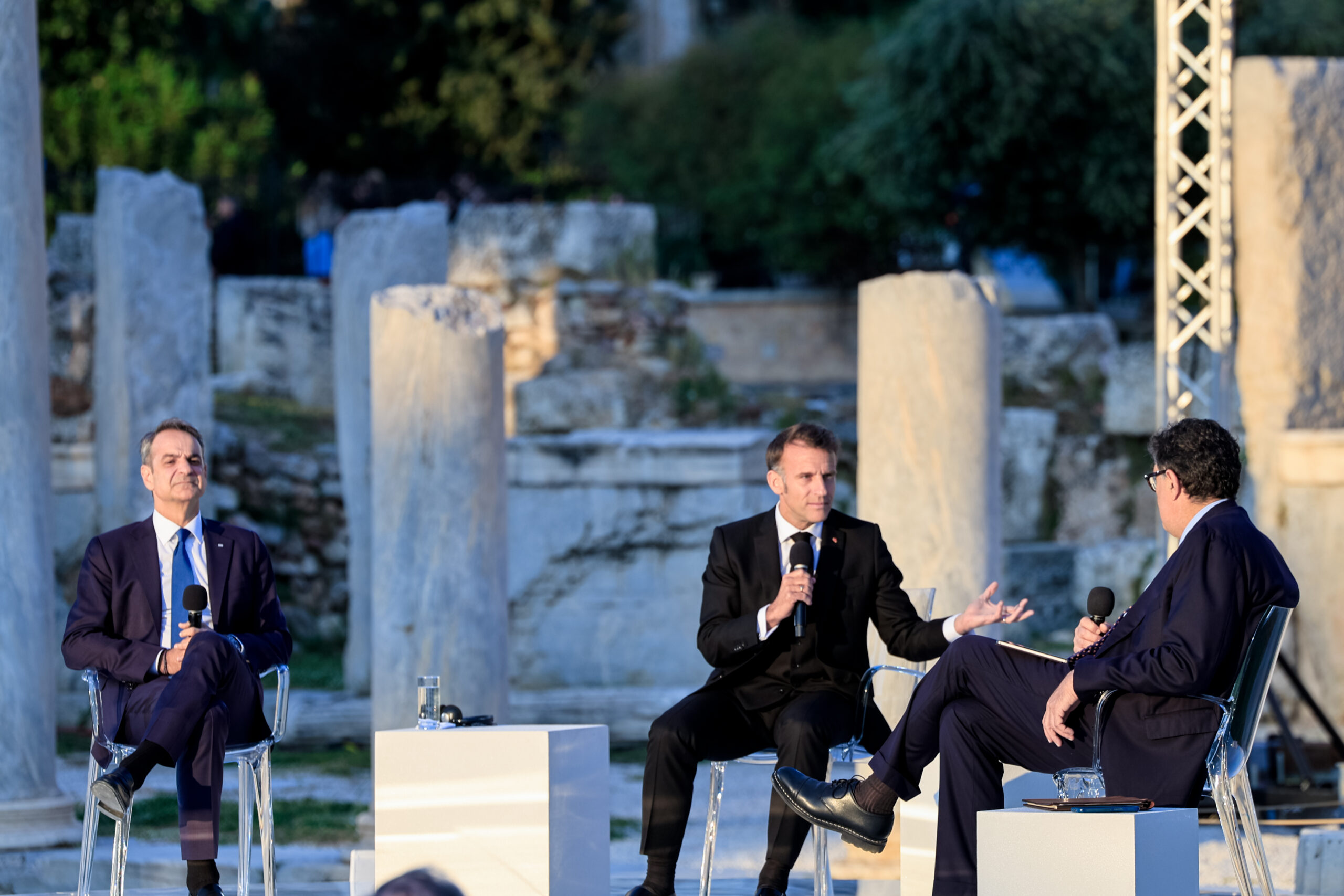 Συζήτηση του πρωθυπουργού Κυριάκου Μητσοτάκη με τον Πρόεδρο της Γαλλίας Emmanuel Macron, στο πλαίσιο εκδήλωσης που διοργάνωσε η εφημερίδα "Καθημερινή" με θέμα "Προκλήσεις για την Ευρώπη - Ο δρόμος προς το αύριο", στην Ρωμαϊκή Αγορά Αθηνών, Παρασκευή 24 Απριλίου 2026.  (ΓΙΩΡΓΟΣ ΚΟΝΤΑΡΙΝΗΣ