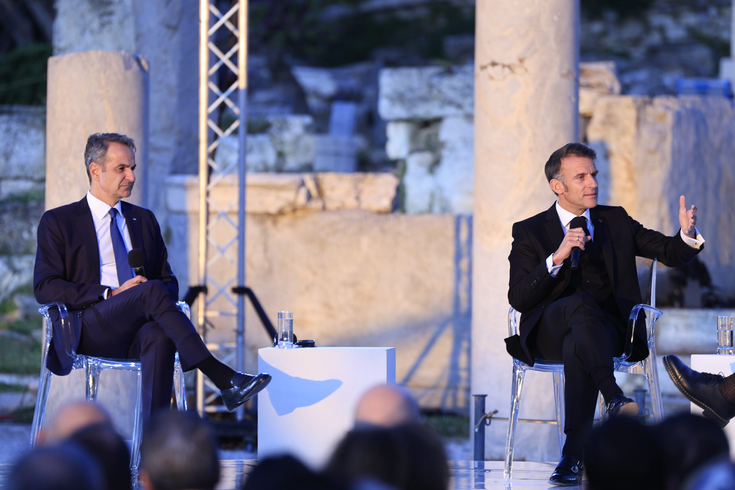 Συζήτηση του πρωθυπουργού Κυριάκου Μητσοτάκη με τον Πρόεδρο της Γαλλίας Emmanuel Macron, στο πλαίσιο εκδήλωσης που διοργάνωσε η εφημερίδα "Καθημερινή" με θέμα "Προκλήσεις για την Ευρώπη - Ο δρόμος προς το αύριο", στην Ρωμαϊκή Αγορά Αθηνών, Παρασκευή 24 Απριλίου 2026.  (ΓΙΩΡΓΟΣ ΚΟΝΤΑΡΙΝΗΣ