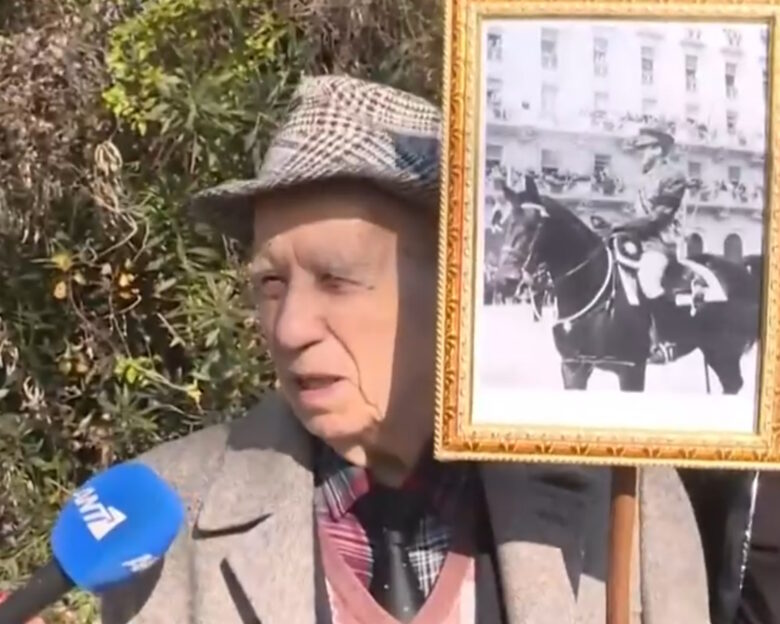 Ο 89χρονος στην κηδεία του τέως βασιλιά Κωνσταντίνου