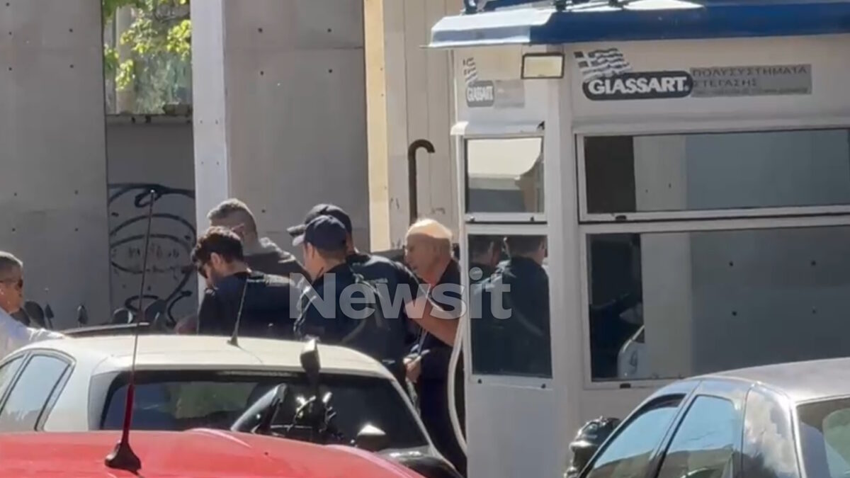 Ο 89χρονος κατά την μεταφορά του στα δικαστήρια