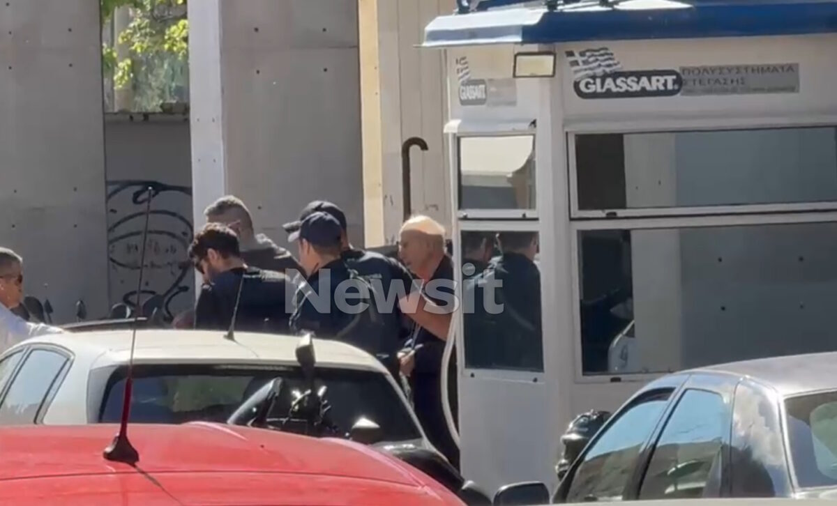 Ο 89χρονος κατά την μεταφορά του στα δικαστήρια