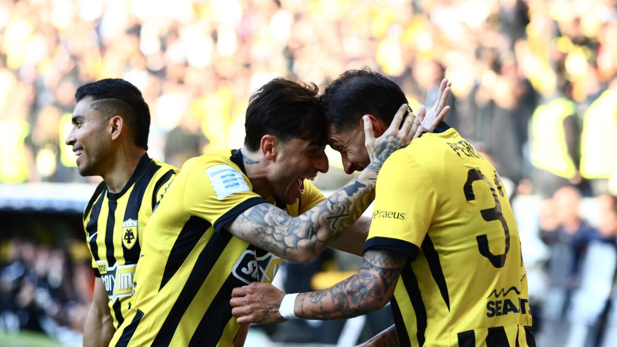 Οι παίκτες της ΑΕΚ πανηγυρίζουν το γκολ