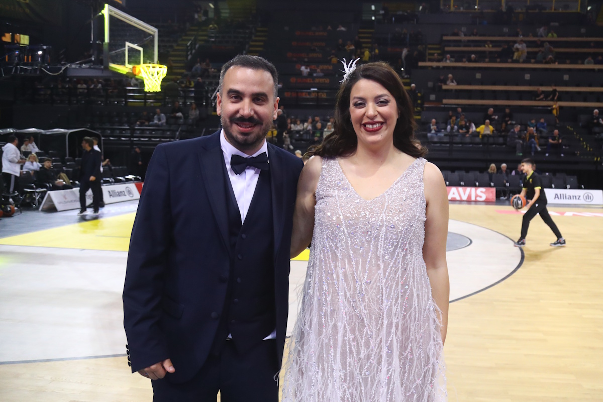 Ο εκφωνητής της ΑΕΚ παντρεύτηκε, από την εκκλησία βρέθηκε με τη σύζυγό του στη Sunel Arena