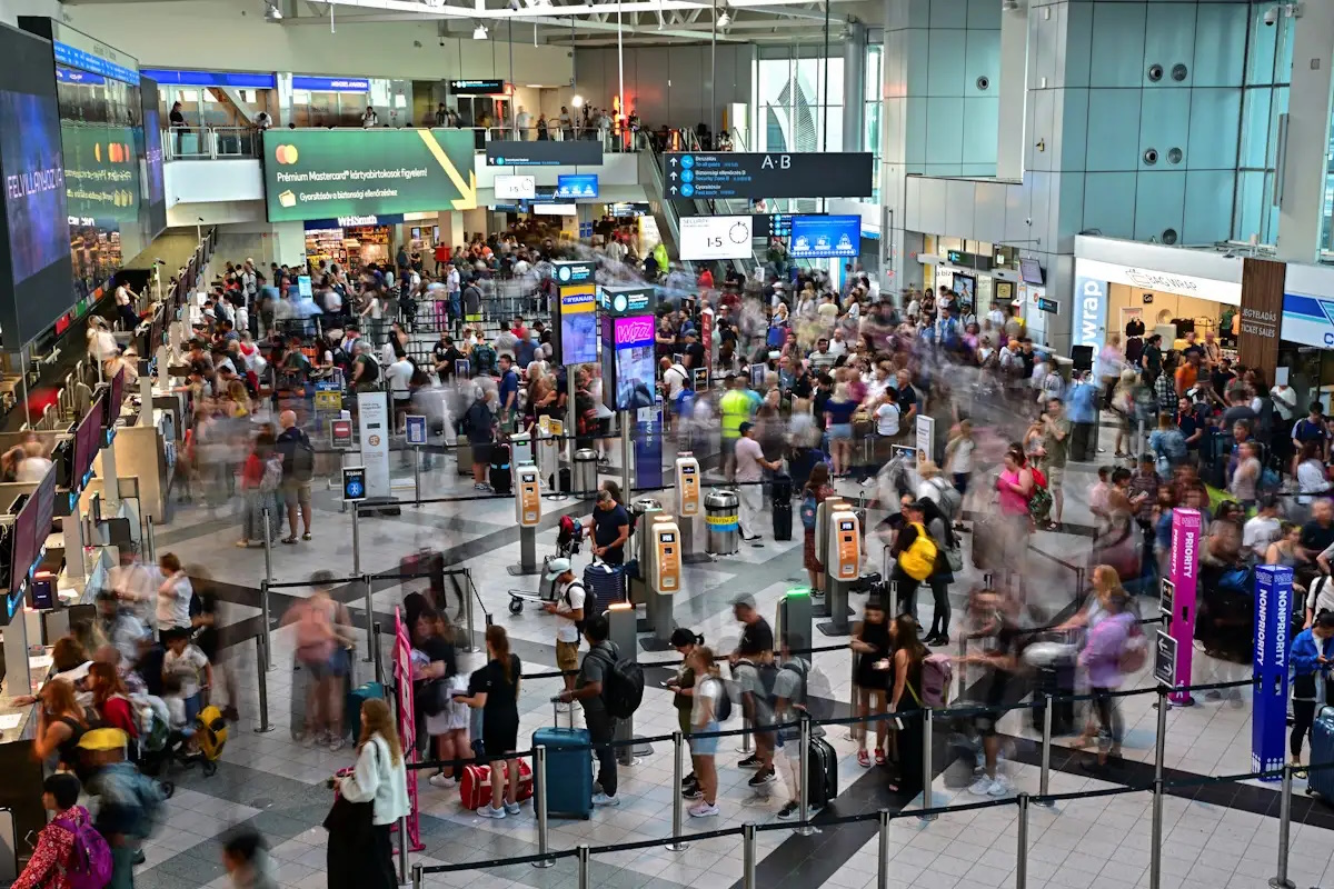 Οι αεροπορικές ασφυκτιούν, ζητούν μέτρα και αυξάνουν τις τιμές - Πώς ο πόλεμος «πληγώνει» τον τουρισμό