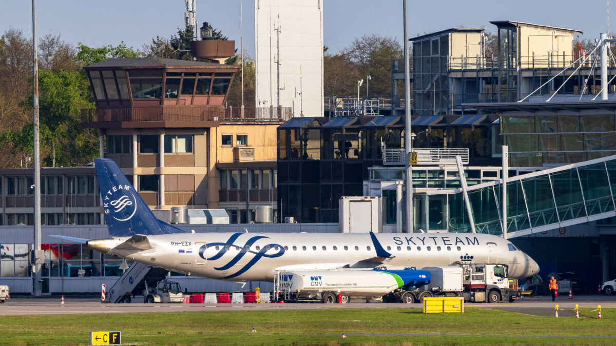 Flugbetrieb im Albrecht-Dürer Flughafen Nürnberg, 17.04.2026 Ein Embraer 190 der niederländischen Fluggesellschaft KLM in SkyTeam-Sonderlackierung Kennzeichen PH-EZX wird am Albrecht Dürer Airport Nürnberg abgefertigt und betankt. Im Vordergrund ein Betankungsfahrzeug des österreichischen Energiekonzerns OMV inmitten einer europäischen Kerosin-Versorgungskrise infolge der Blockade der Straße von Hormus. Nürnberg Bayern Deutschland *** Flight operations at Albrecht Dürer Airport Nuremberg, 17 04 2026 An Embraer 190 of the Dutch airline KLM in SkyTeam special livery registration PH EZX is handled and refueled at Albrecht Dürer Airport Nuremberg In the foreground a refueling vehicle of the Austrian energy company OMV in the mid 20260417-286A4121-M4000 No Use Switzerland. No Use Germany. No Use Austria