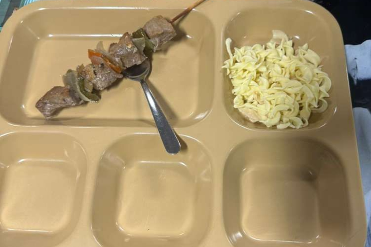 Αεροπλανοφόρο Abraham Lincoln: Καταγγελίες για υποσιτισμό των ναυτών - Ένα καλαμάκι, λίγα ζυμαρικά και άδειοι δίσκοι