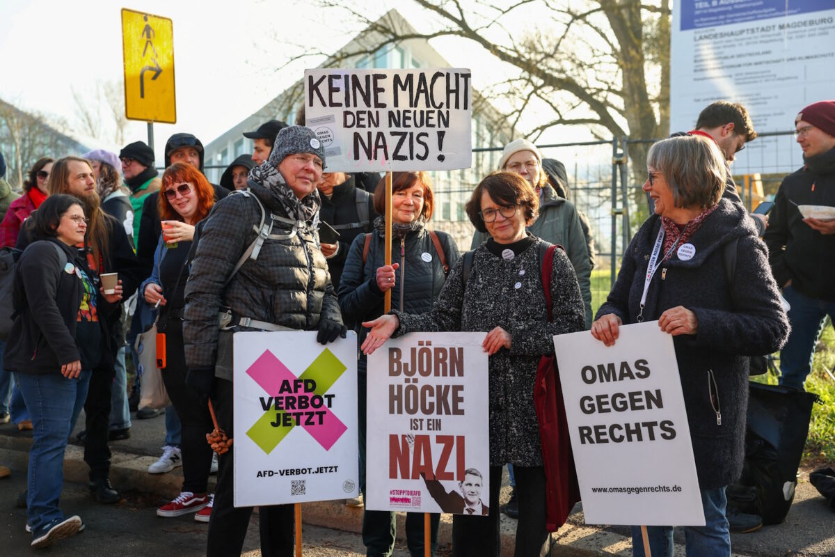 Γερμανία: Σημαντικό προβάδισμα του ακροδεξιού AfD δείχνουν δημοσκοπήσεις ενώ «καταρρέει» η δημοτικότητα του Μερτς